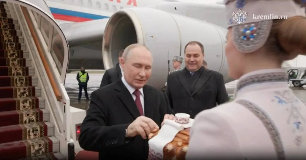 Владимир Путин пробует каравай. Фото © Telegram / Кремль. Новости