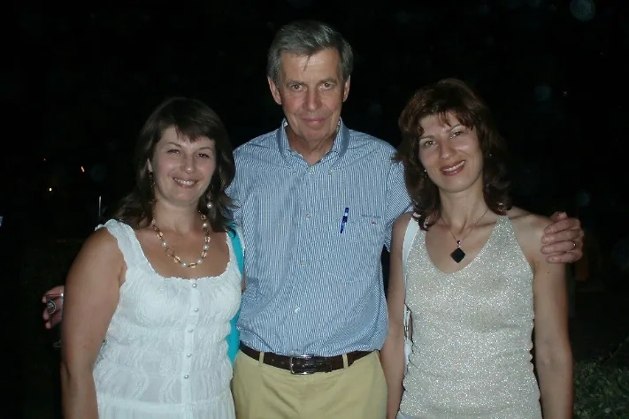 Мать и тётка Олега Апостола с основателем Oriflame Робертом аф Йохником в Лиссабоне. Фото © VK / Людмила Апостол