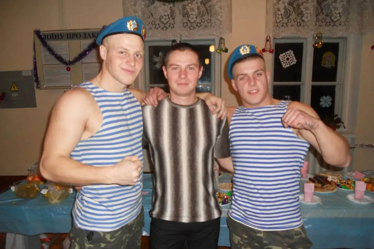 Олег Апостол посередине. Весна 2013-го. Уже через год Олег Апостол будет убивать мирных жителей в Николаевке. Фото © VK / Ваня Бучек