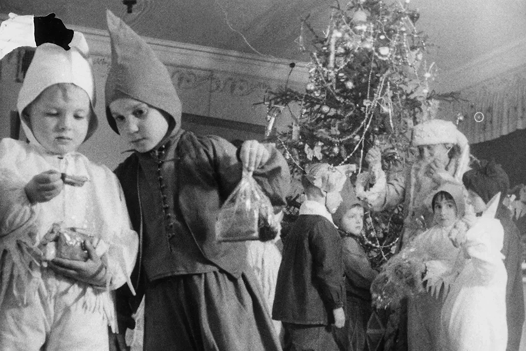 Воспитанники детского сада фабрики «Дукат» с подарками на праздновании Нового года во время Великой Отечественной войны, 31 декабря 1942 г. Фото © ТАСС / Михаил Трахман