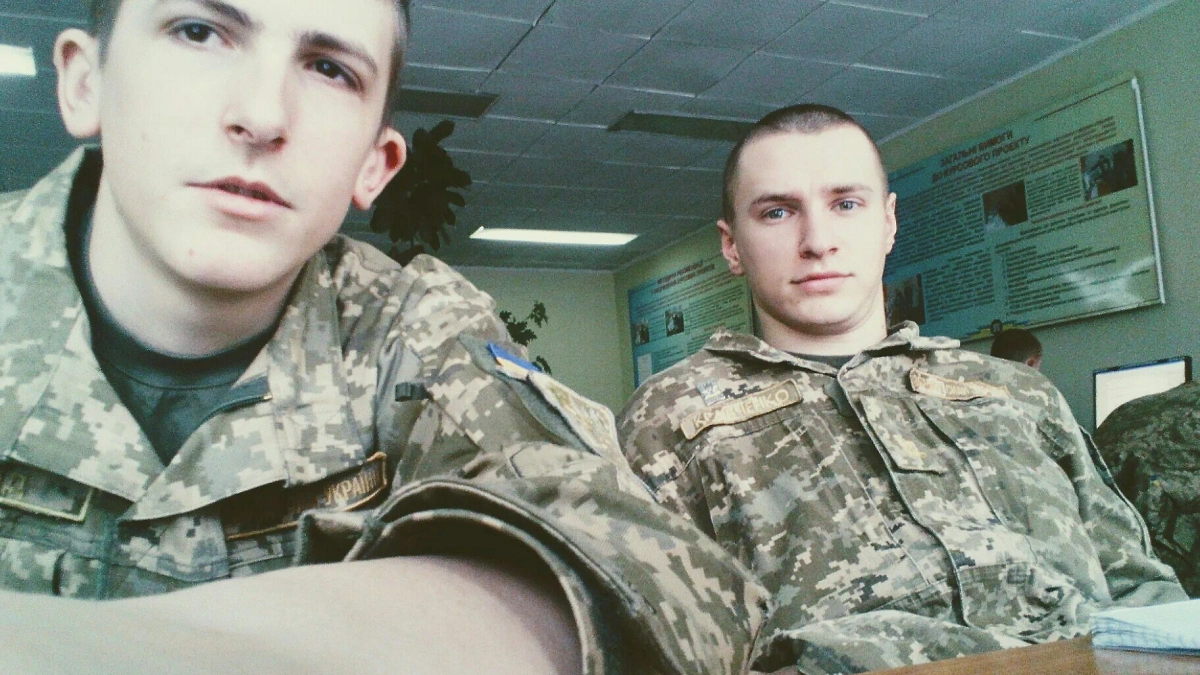 Кравченко-младший (справа) в учебке ВСУ. Фото © VK / Andriy Svirid