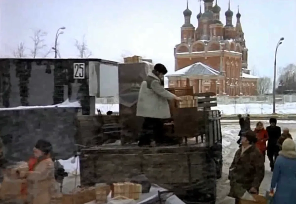 Кадр из фильма «Ирония судьбы, или С лёгким паром!», режиссёр Эльдар Рязанов, сценарист Эмиль Брагинский / Kinopoisk