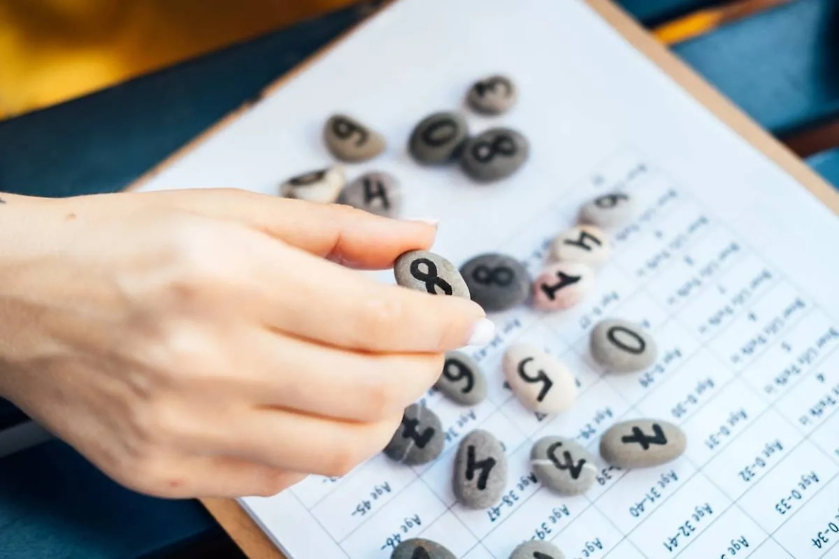 Число 8 — самое удачное число в финансовой сфере. К людям, в чьей дате рождения есть «восьмёрка», деньги текут рекой. Фото © Shutterstock / FOTODOM / Iryna Imago