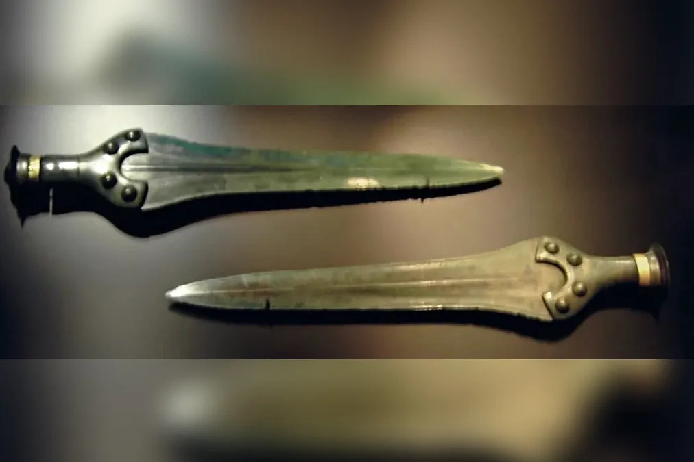 Бронзовые мечи, обнаруженные в захороении вместе с «Небесным диском». Фото © Wikipedia / Dbachmann 