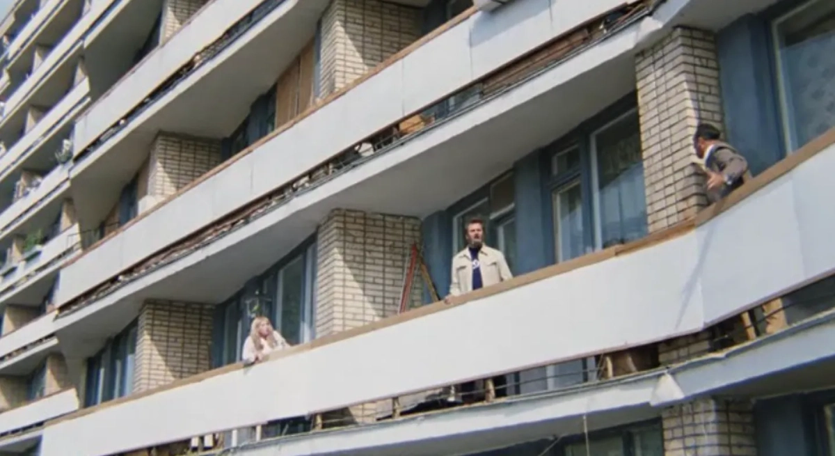 Какие дома стали героями советского кино. Кадр из фильма «Иван Васильевич меняет профессию», режиссёр Леонид Гайдай, сценарист Михаил Булгаков / Kinopoisk