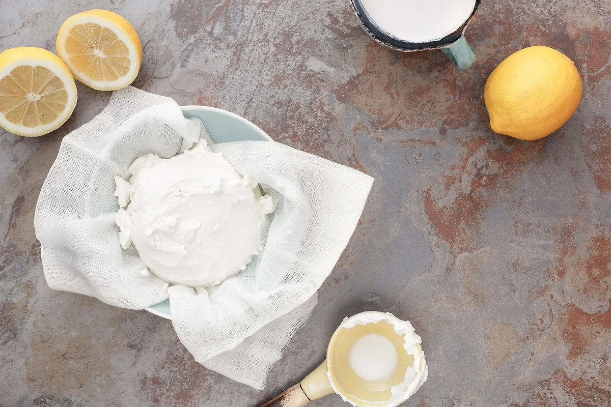 Для готовки сыра дома нужно использовать наиболее жирное молоко и творог. Фото © Shutterstock / FOTODOM / Slavica Stajic