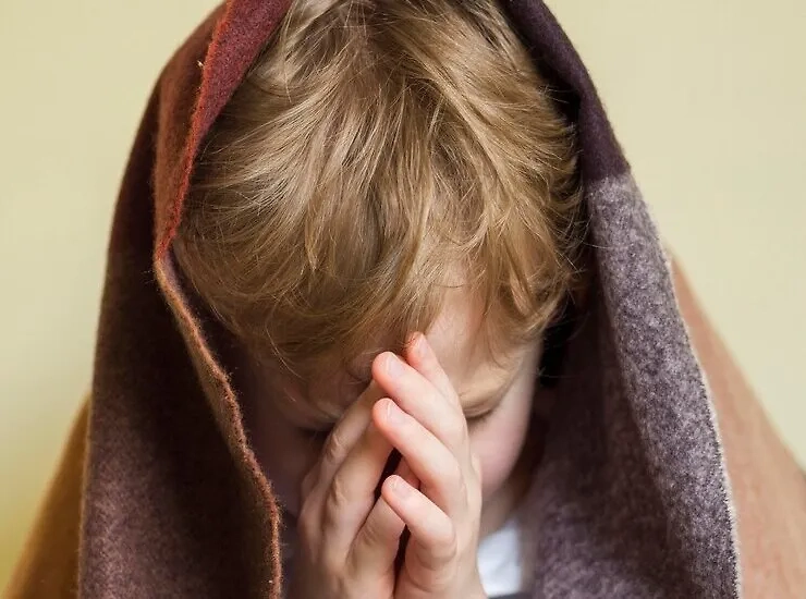 Двухлетняя девочка была оставлена на ночь в кладовой с обогревателем, где температура превысила 42 градуса Цельсия. Обложка © freepik.com / freepik