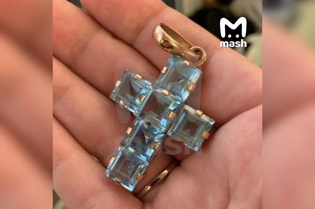 Выпускница «Фабрики» пыталась продать крестик Примадонны. Фото © Mash