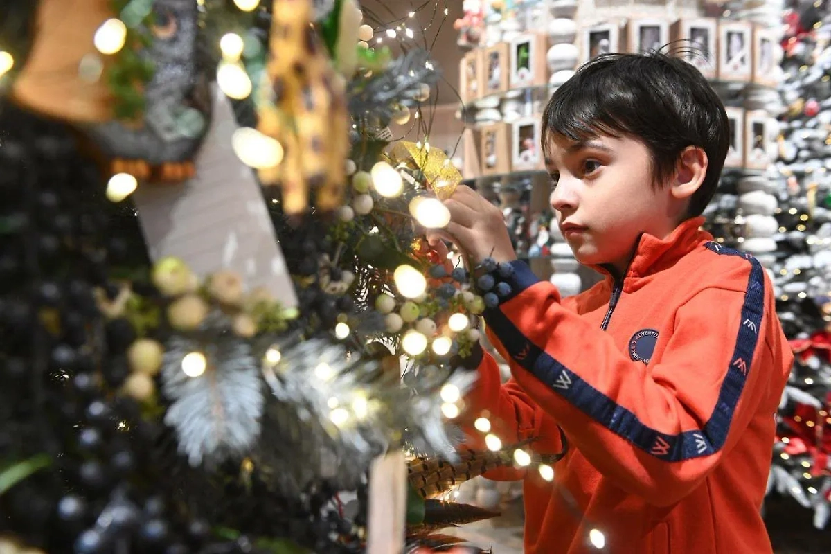 Более половины россиян (53%) признались, что будут украшать ёлку за неделю до Нового года. Обложка Life.ru