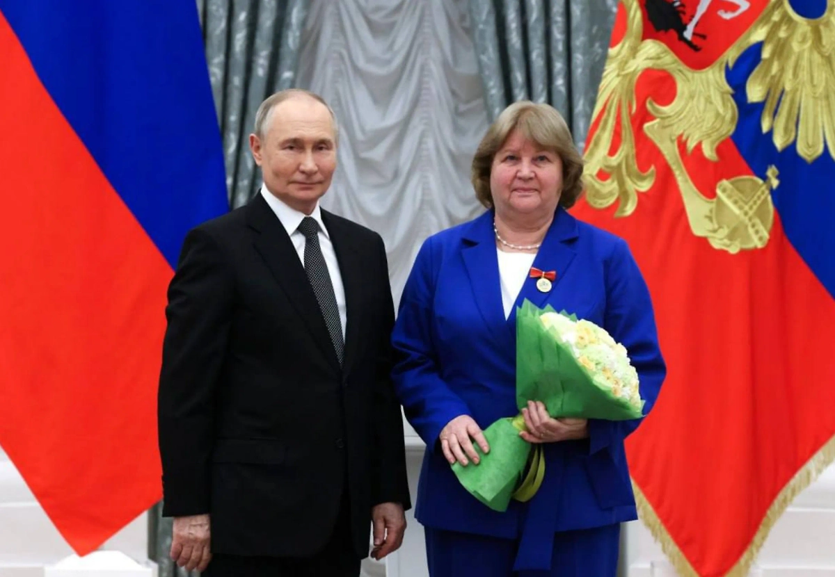 Владимир Путин и Надежда Савиных. Обложка © Telegram / Вениамин Кондратьев