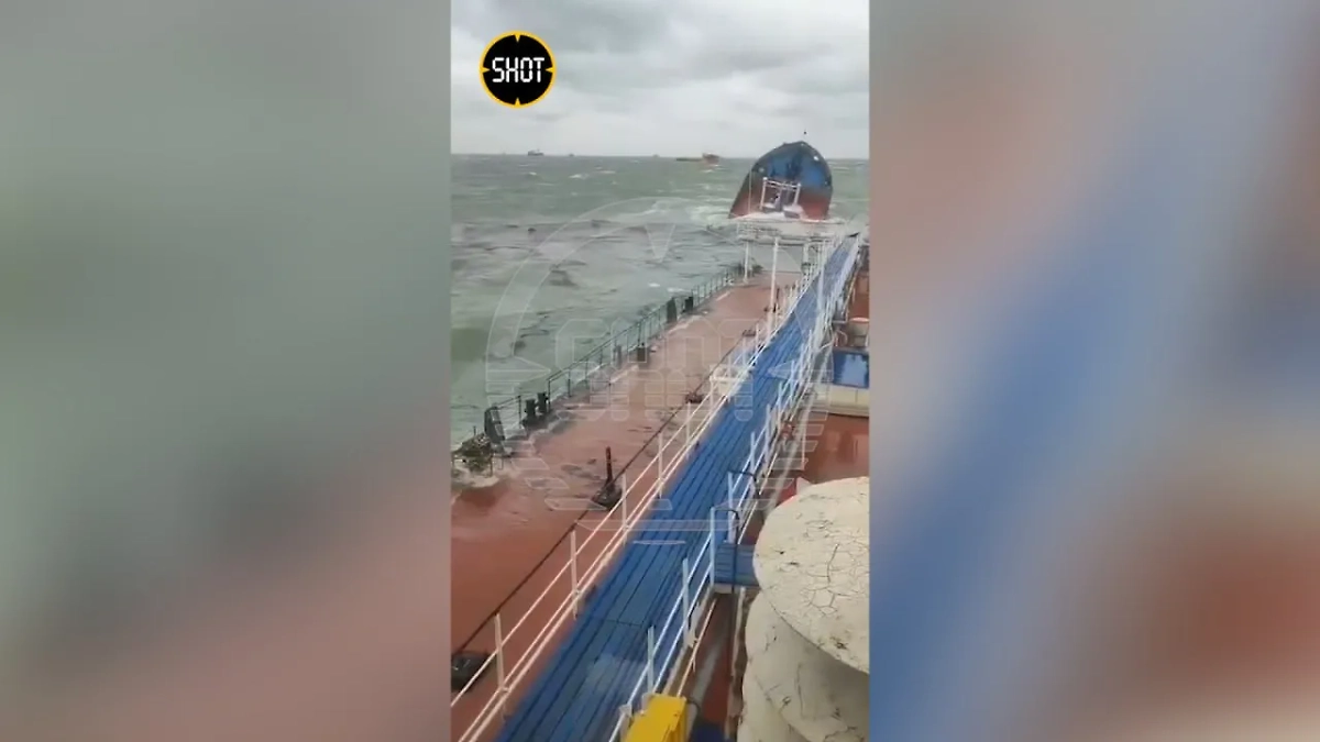 Фотография с потерпевшего крушение танкера в Керченском проливе. Фото © Telegram / SHOT