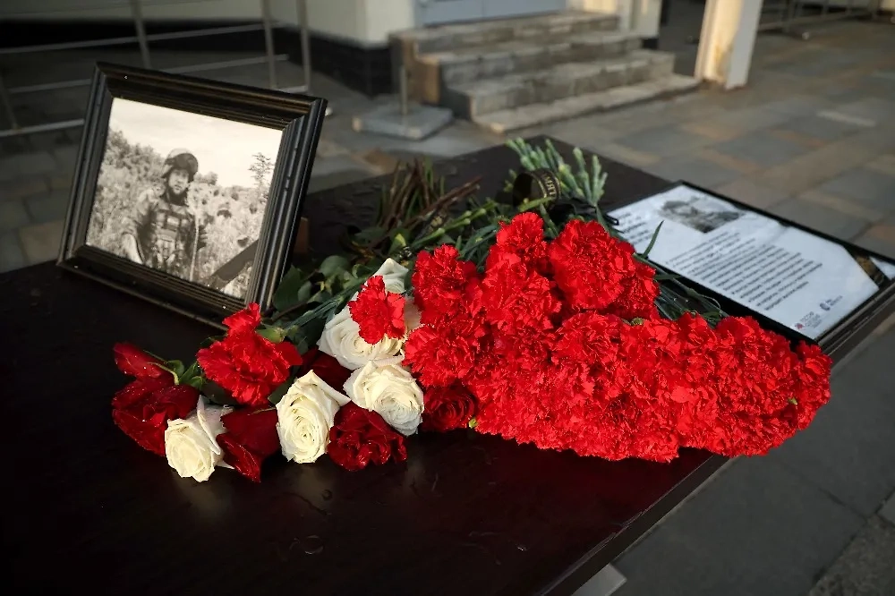 Цветы с фотографией погибшего корреспондента Ростислава Журавлева у здания информационного агентства «Россия сегодня». Обложка © ТАСС / Терещенко Михаил