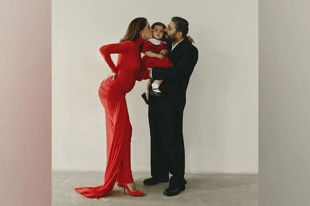 Елизавета Моряк, Сарик Андреасян и их первая дочь. Обложка © Instagram (соцсеть запрещена в РФ; принадлежит корпорации Meta, которая признана в РФ экстремистской) / moryakliza