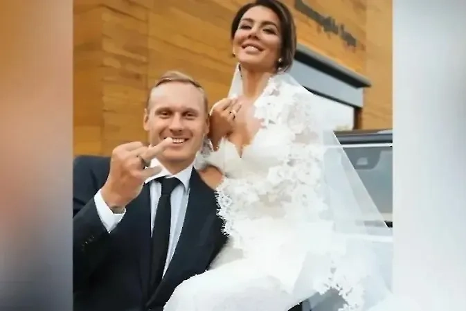 Анна Седокова и Янис Тимма. Обложка © Instagram (признан экстремистской организацией и запрещён на территории РФ) / annasedokova