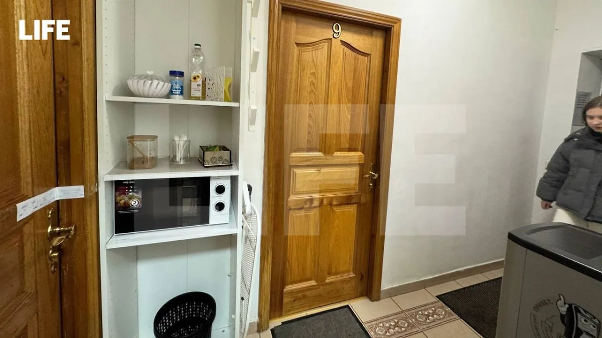 Комната в хостеле, где жил Янис Тимма, опечатана. Фото © Life.ru