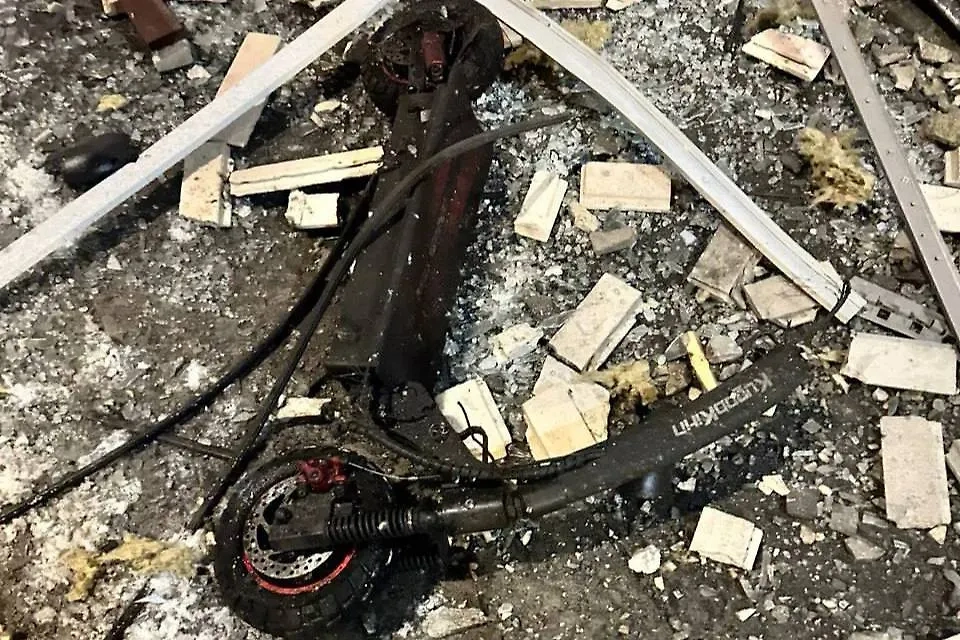 Электросамокат вблизи места трагедии. Обложка © Telegram / SHOT