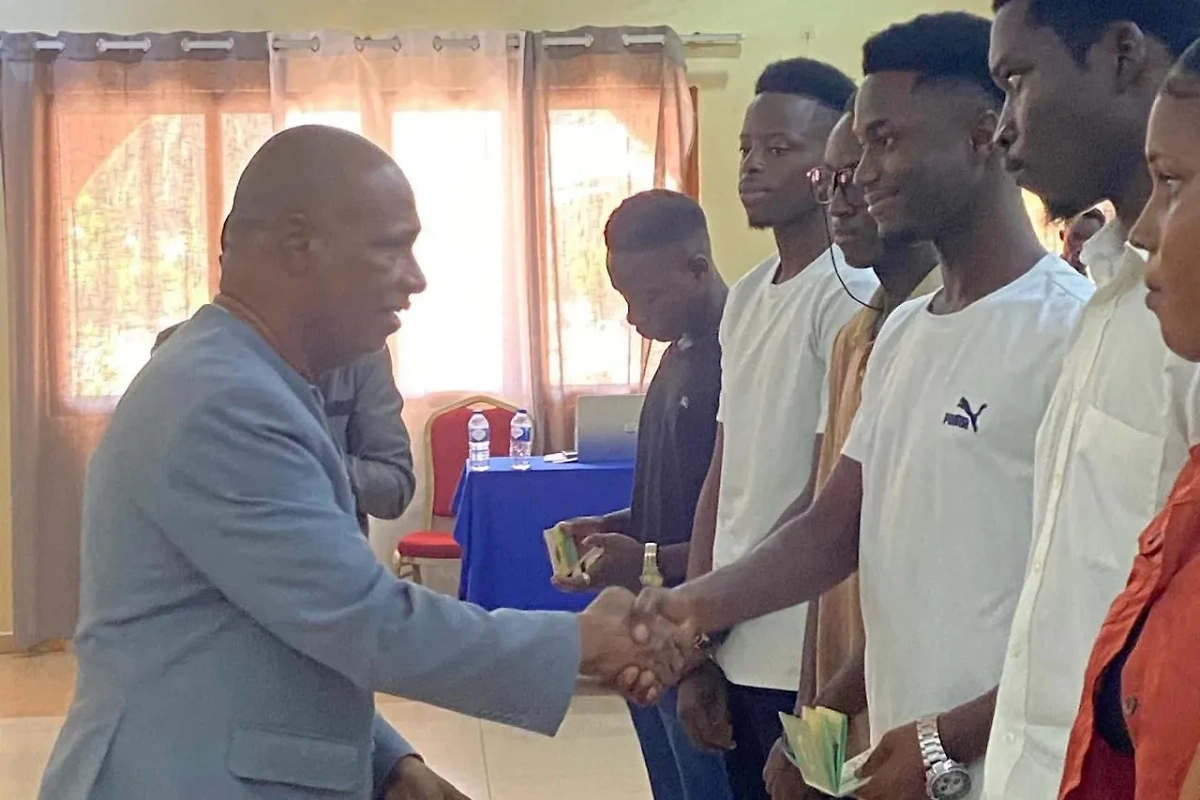 Премьер-министр республики Руй Дуарте Баррос вручил паспорта с визами и билетами своим молодым соотечественникам. Фото © РУСАЛ