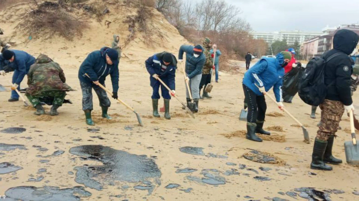 Уборка песка после разлива нефти и мазута. Фото © Telegram / Оперативный штаб - Краснодарский край