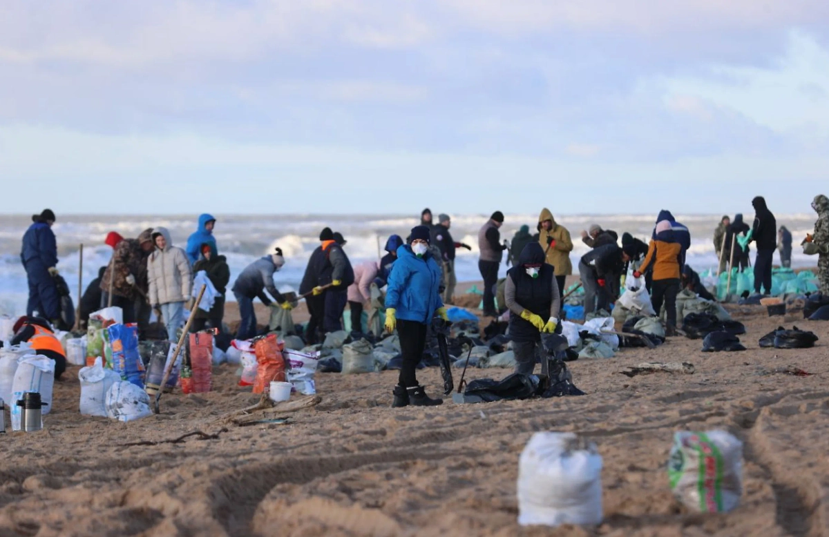 Уборка песка после разлива нефти и мазута. Фото © Telegram / Оперативный штаб - Краснодарский край