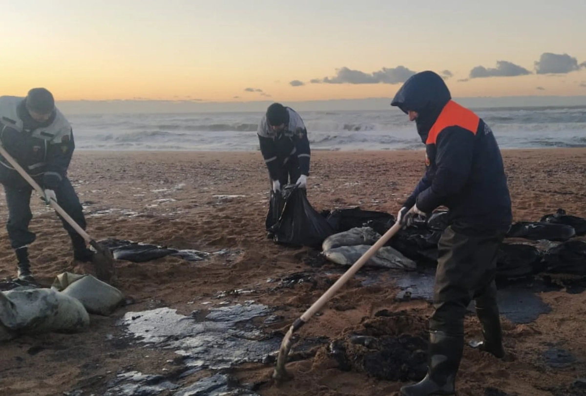 Уборка песка после крушения танкеров в Чёрном море. Обложка © Telegram /  Кубань-СПАС
