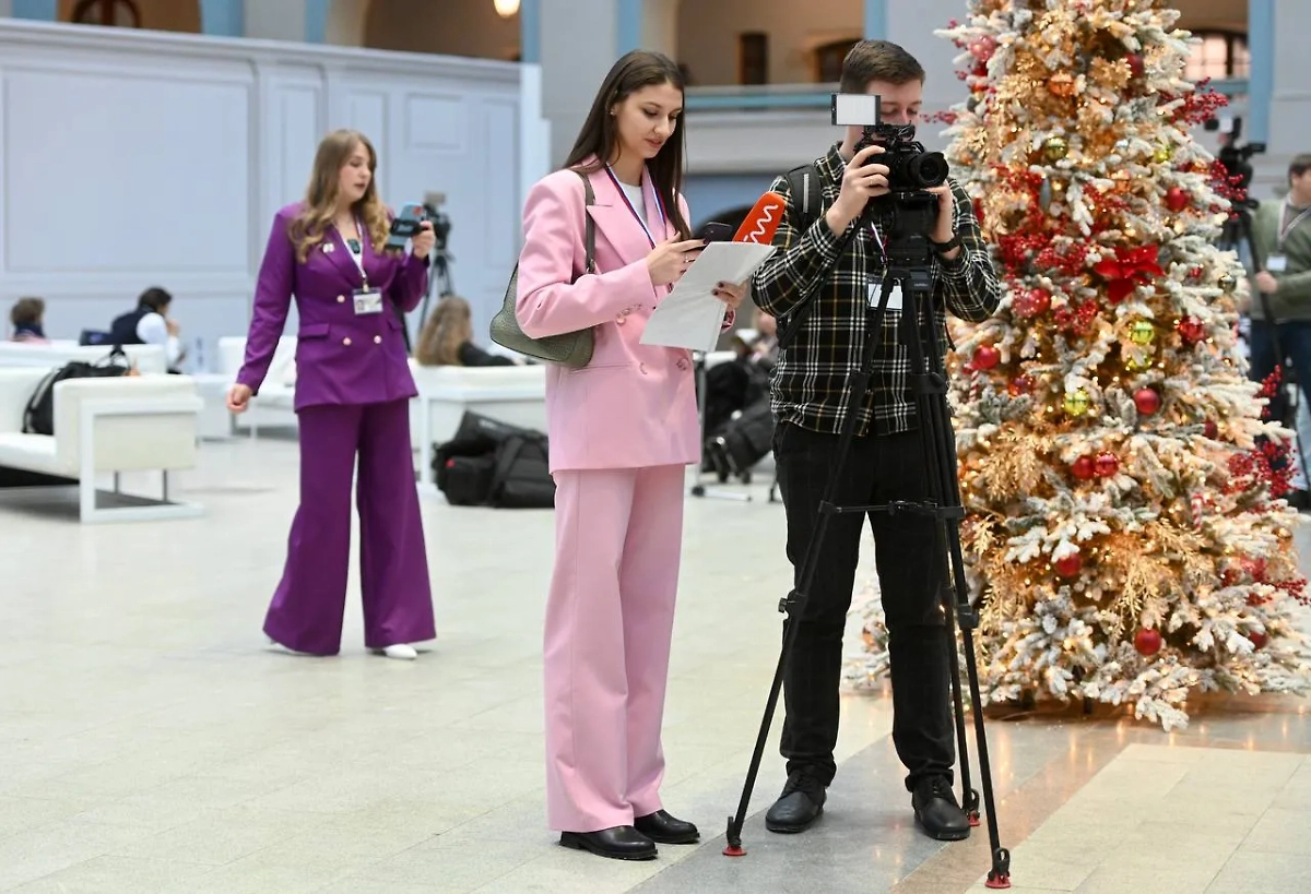 Журналистка на пресс-конференции Путина. Фото © Life.ru