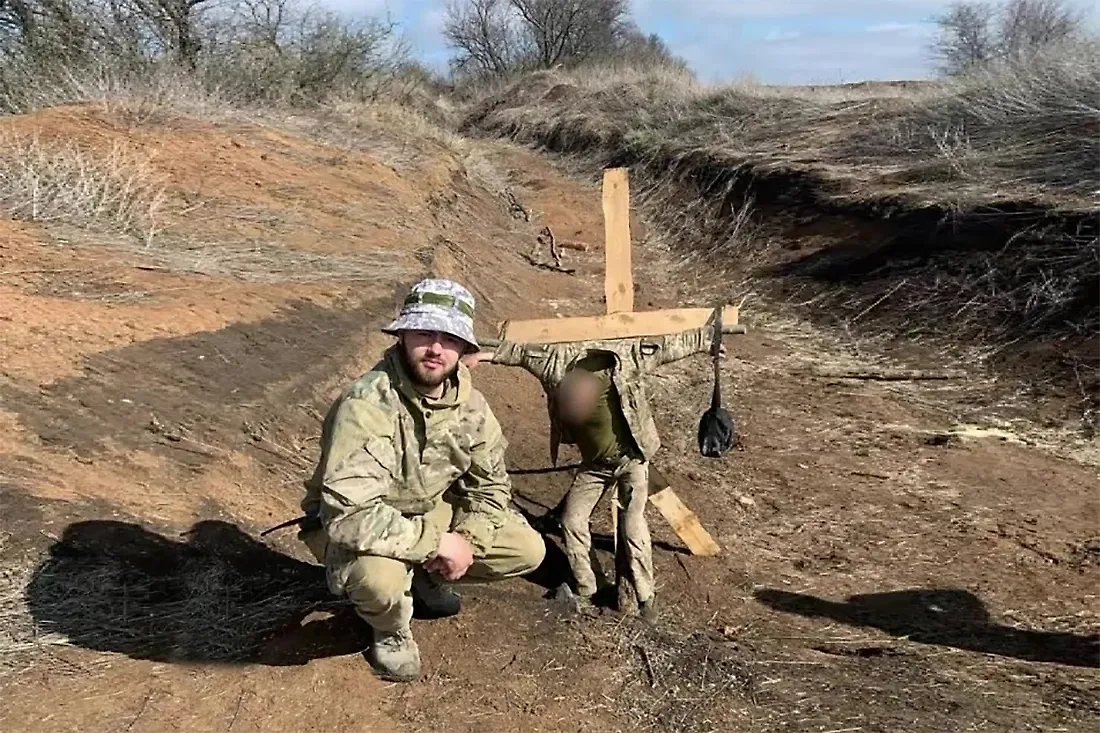 Владислав Пастух — сын заместителя Побережнюка и он же крестник самого командира — позирует на фоне подчинённого. Фото © Українська правда