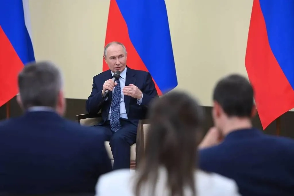 Президент России Владимир Путин на встрече с молодыми учёными. Обложка © Life.ru