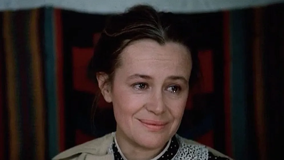 Елена Сергеевна в исполнении Марины Неёловой. Фото © RuTube / Киноконцерн "Мосфильм"