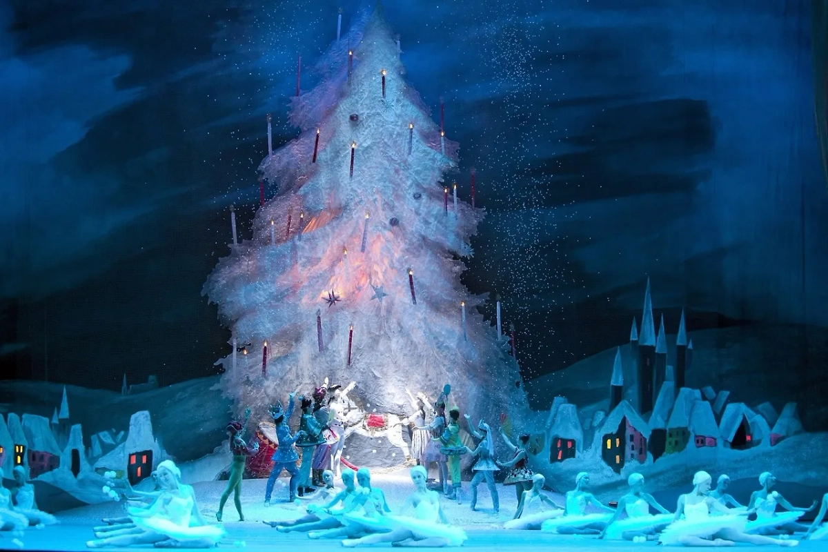 Билеты на аукционе купили за 400 000 рублей. Обложка © VK / Bolshoi Theatre of Russia / Большой театр России / Дамир Юсупов