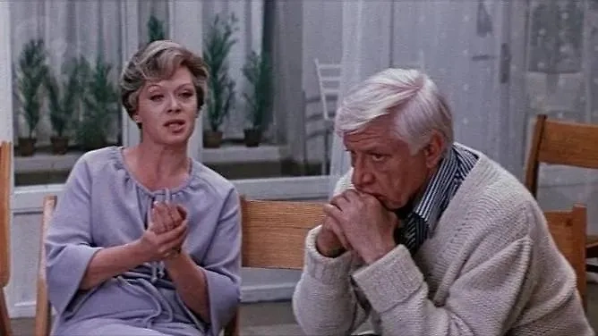 Алиса Фрейндлих в роли Лидии Васильевны Жербер, бывшей драматической актрисы. Игорь Владимиров в роли Родиона Николаевича Семёнова, главврача санатория. Фото © YouTube / FSUE Mosfilm cinema concern