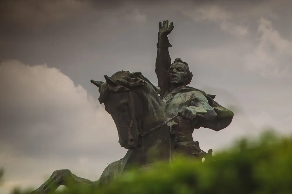 Памятник полководцу Александру Суворову. Обложка © Shutterstock / FOTODOM / Anze Furlan