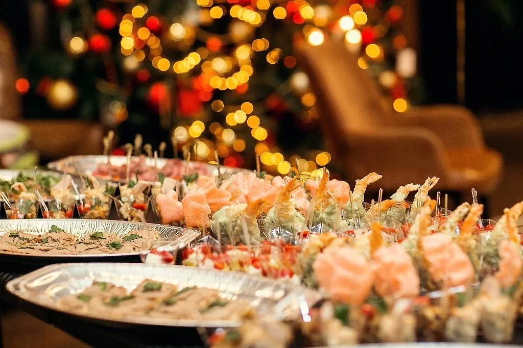 Одно новогоднее застолье не приведёт к раку. Обложка © Shutterstock / FOTODOM / Anna Ipatjeva