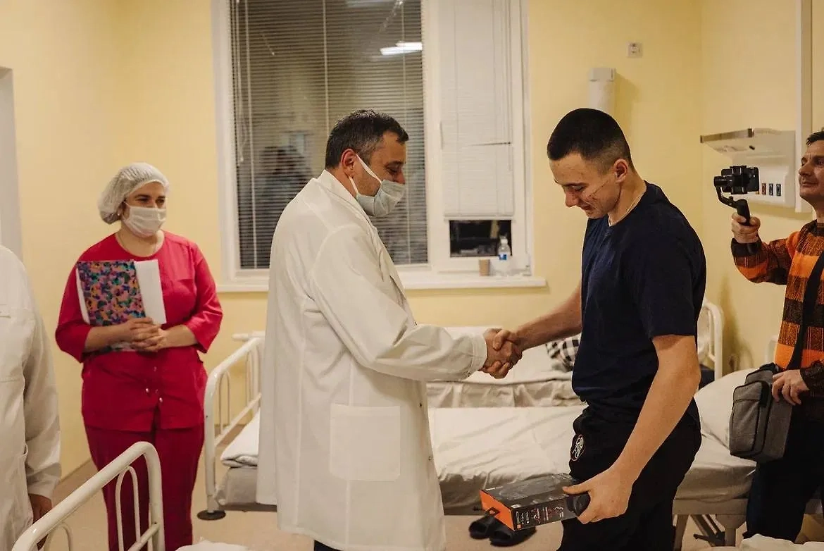 Хинштейн с одним из пострадавших. © Telegram / Александр Хинштейн