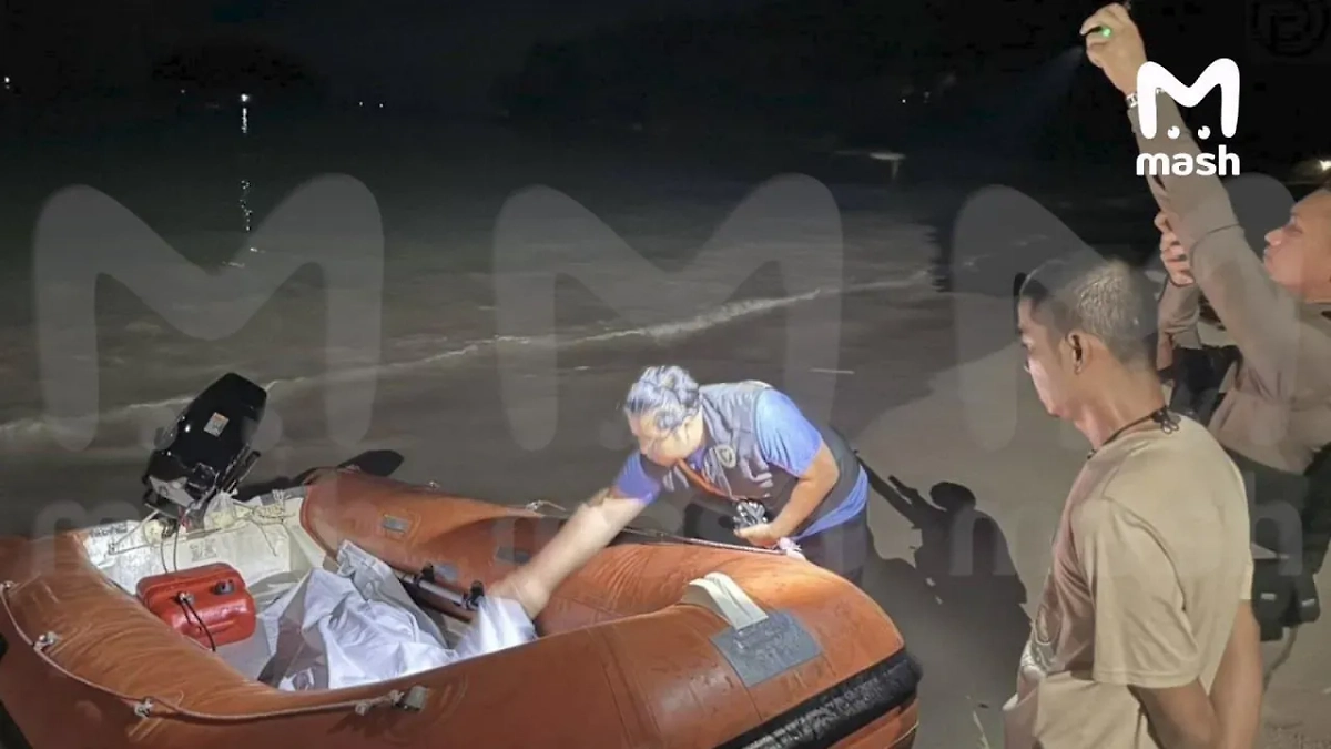 Изъятие тела российского туриста из воды. Фото © Mash