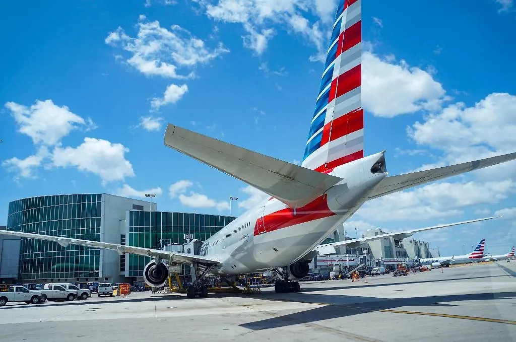 Самолёт American Airlines. Обложка © Shutterstock / FOTODOM / 7effiC