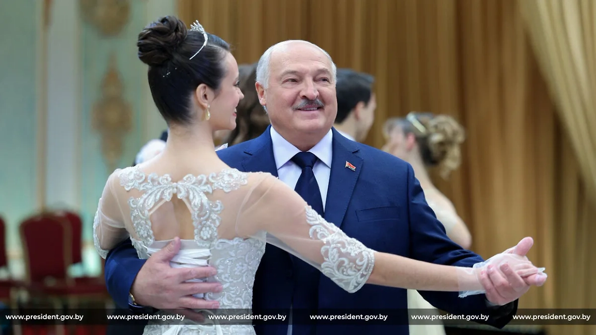 Лукашенко станцевал с участницей новогоднего бала. Обложка © president.gov.by