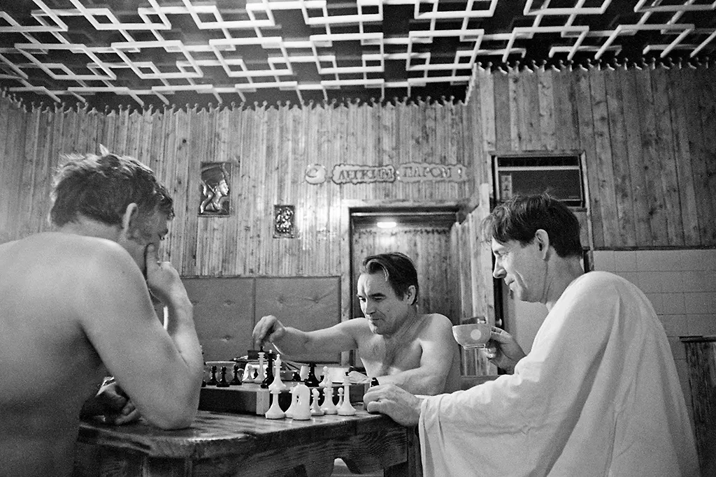 В коммуналке могло жить несколько семей, и даже ванную кто-то мог оборудовать под жилое помещение. Поэтому народ в СССР часто пользовался банями. Фото © ТАСС / Валерий Бушухин / Фотохроника