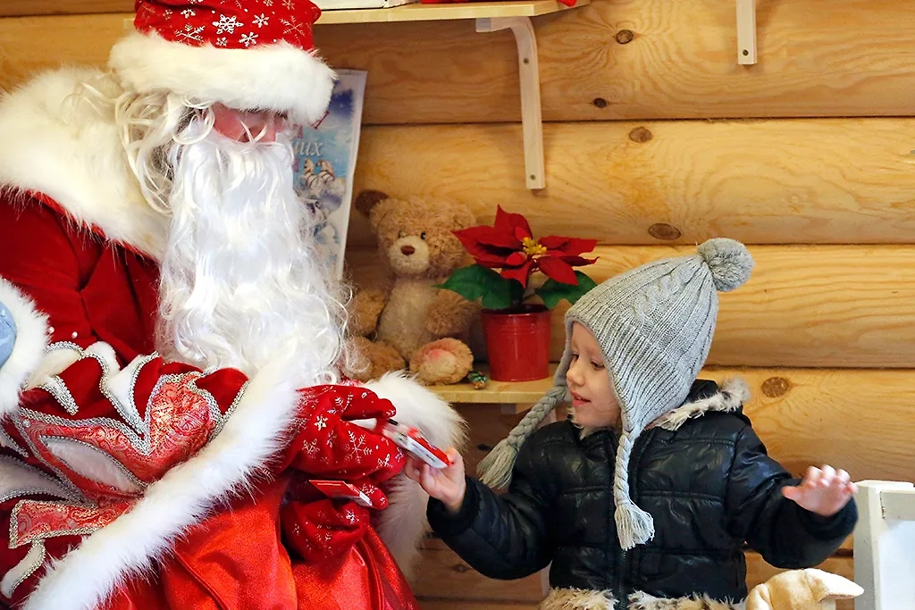 Главная обязанность Деда Мороза — не оставить детей без подарков! Фото © ТАСС / Валерий Матыцин