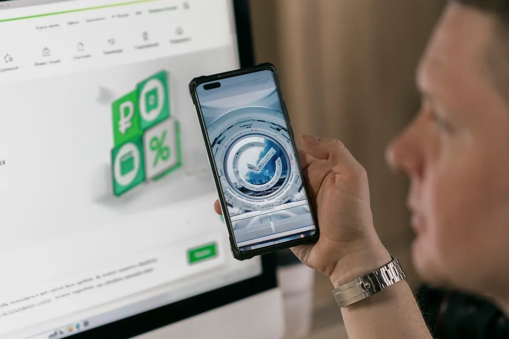 Россияне выбирают онлайн-банки. Обложка © ТАСС / Михаил Гребенщиков / РБК