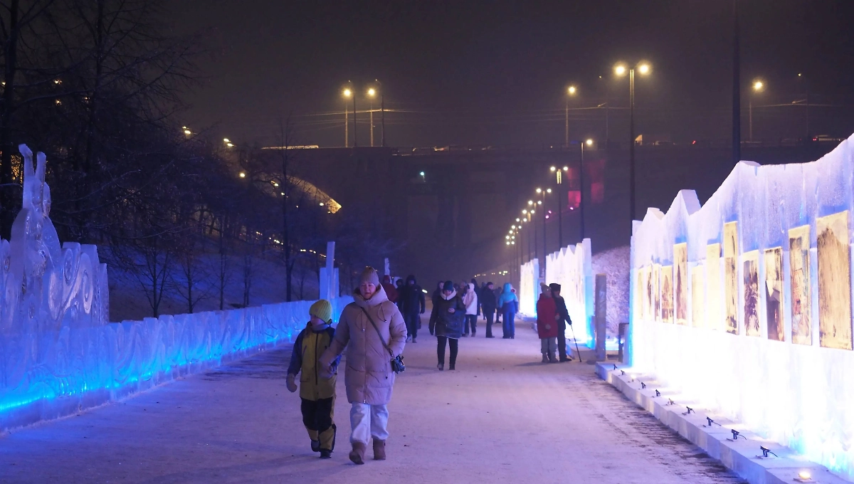 Новогодняя ёлка и ледовый городок открылись в сквере Космонавтов под музыку Петра Ильича Чайковского. Фото © Анна Кравченко / Newslab