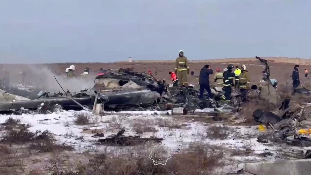 Упавший в Актау самолёт Баку – Грозный. Фото © МЧС Казахстана
