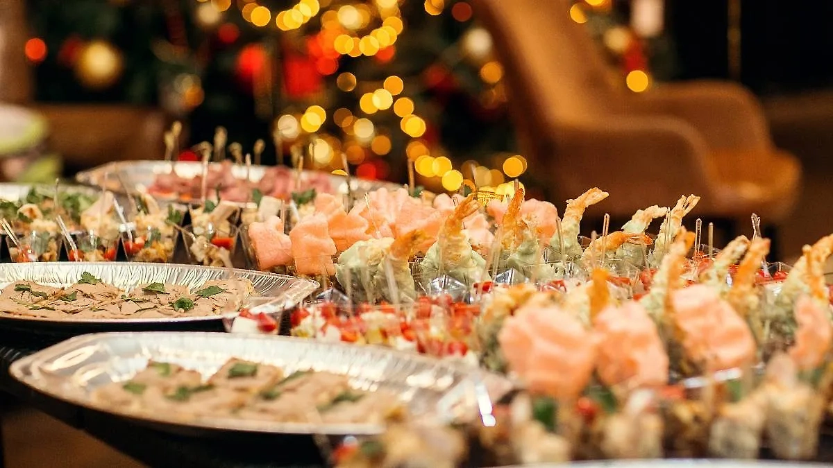 Закуски и салаты на Новый год 2025: простые рецепты. Фото © Shutterstock / FOTODOM / Anna Ipatjeva