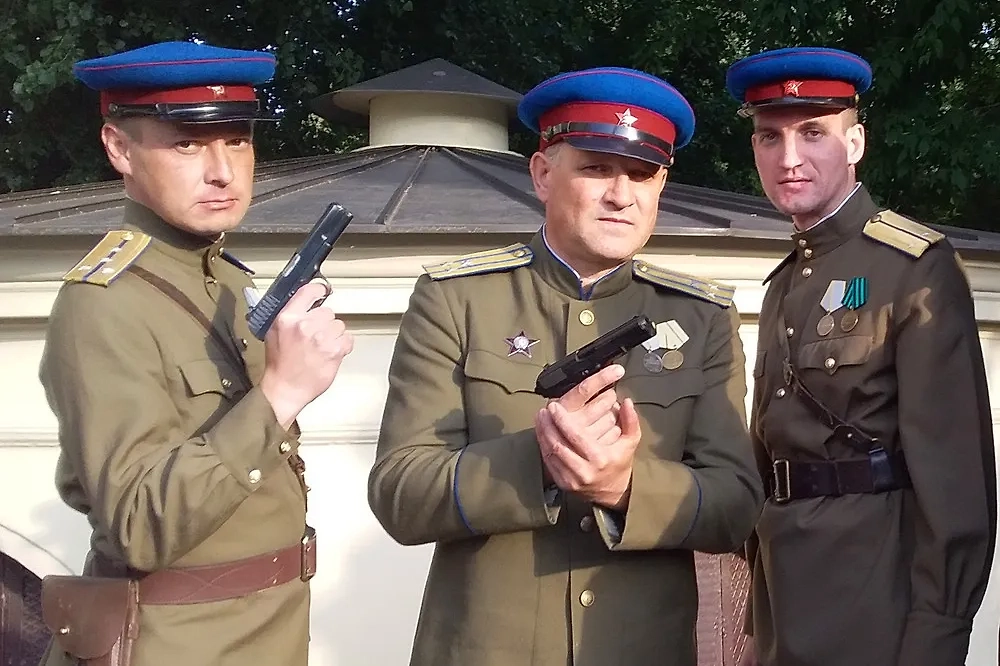 Сотрудники НКВД боролись с общеуголовной преступностью. Обложка © Кадр из сериала «Бомба», режиссёр Игорь Копылов, сценаристы Максим Белозор, Дмитрий Константинов, Игорь Копылов / Kinopoisk