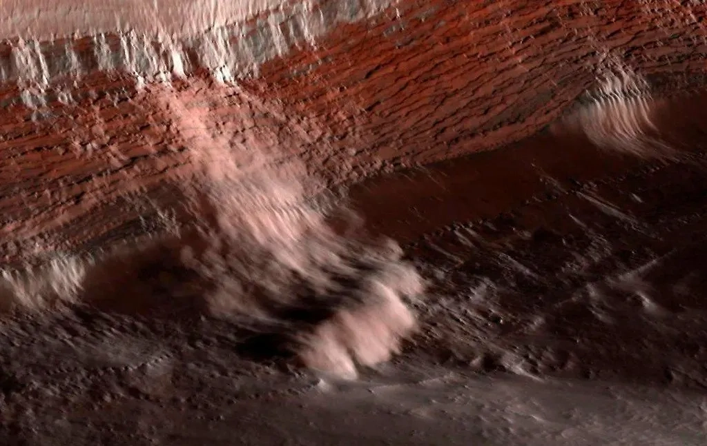 Сход ледяной лавины на Марсе. Фото © uahirise.org