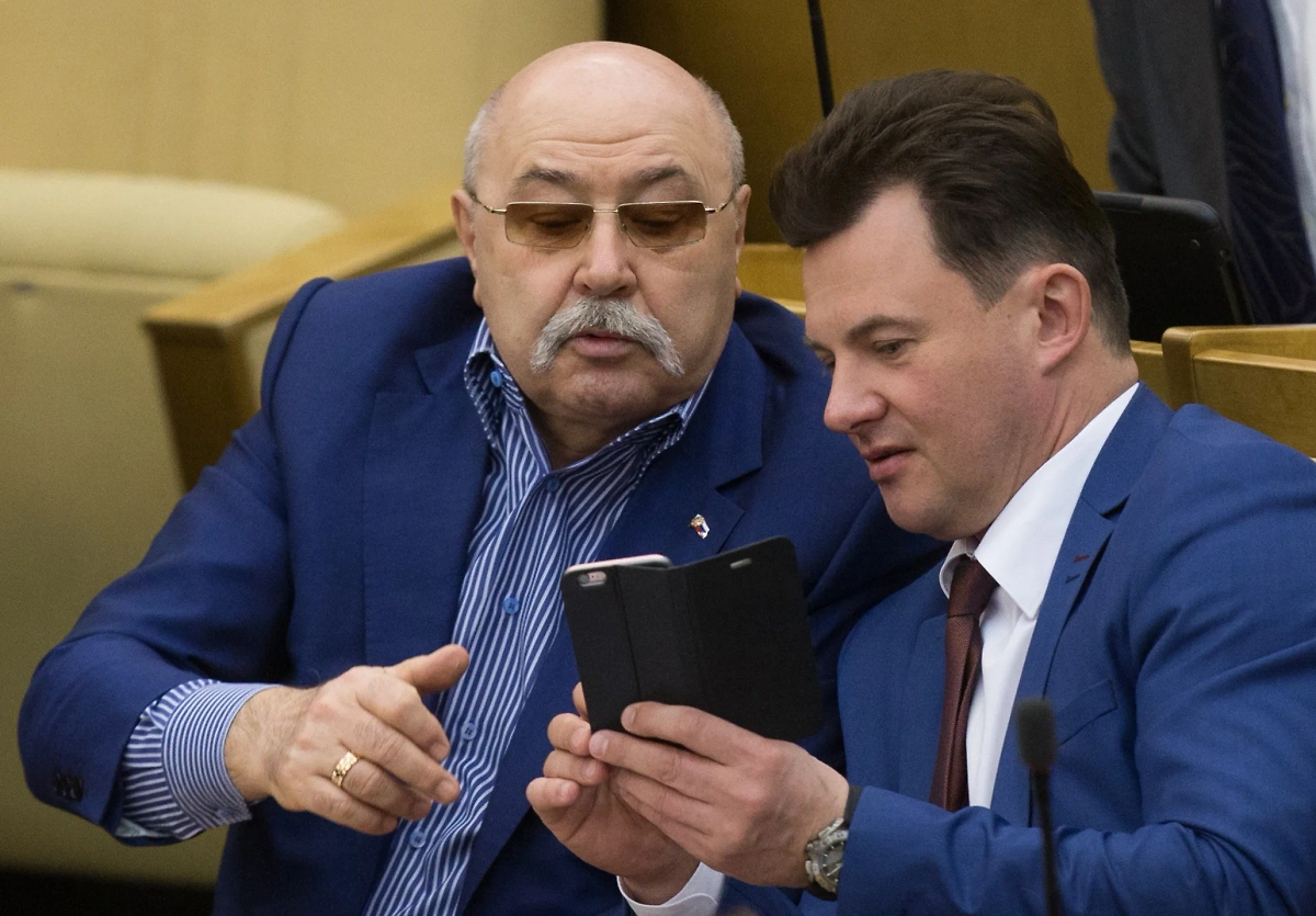 Борис Зубицкий и член Комитета Госдумы РФ по обороне Роман Романенко (слева направо) на пленарном заседании Государственной думы РФ. Фото © ТАСС / Сергей Бобылев
