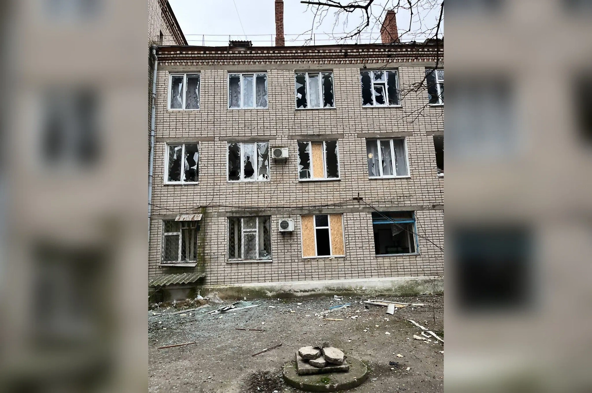 Последствия удара дрона ВСУ по больнице в Херсонской области. Обложка © Telegram / Владимир Сальдо