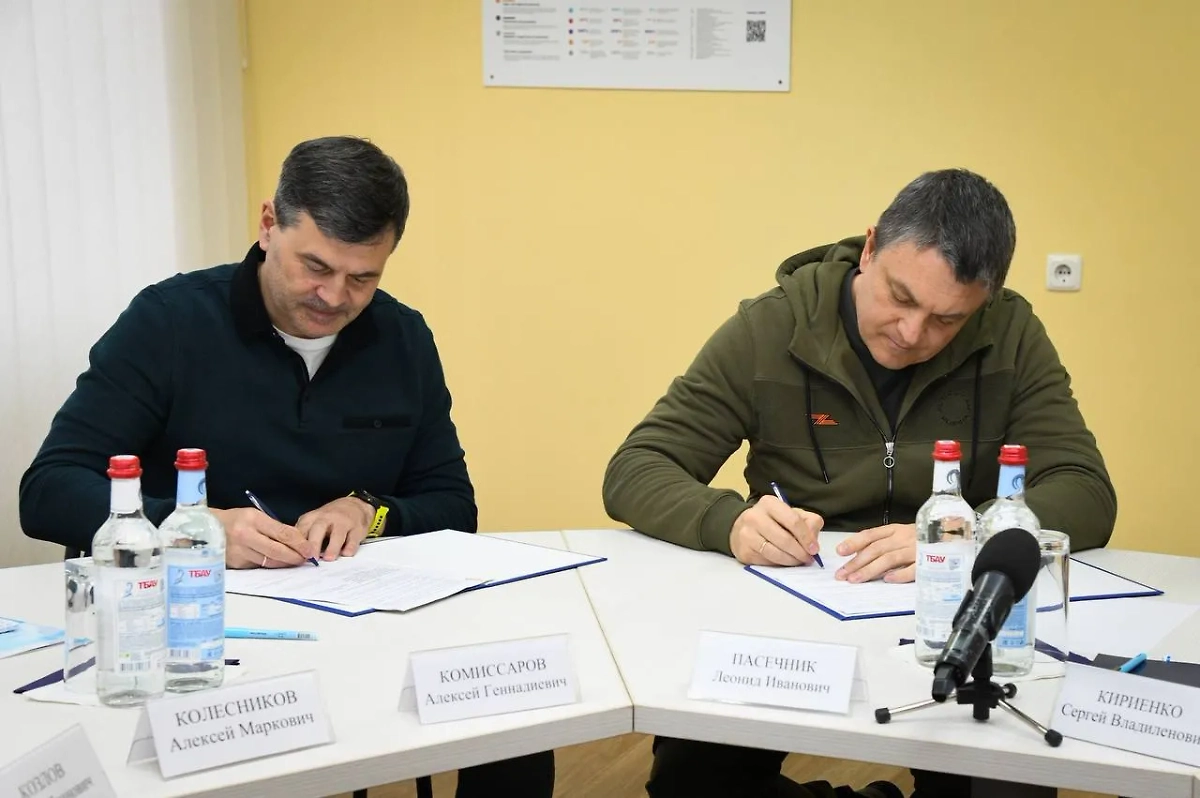 Глава ЛНР Леонид Пасечник и ректор РАНХиГС Алексей Комиссаров подписали соглашение о сотрудничестве в подготовке госслужащих. Обложка © Telegram / Леонид Пасечник