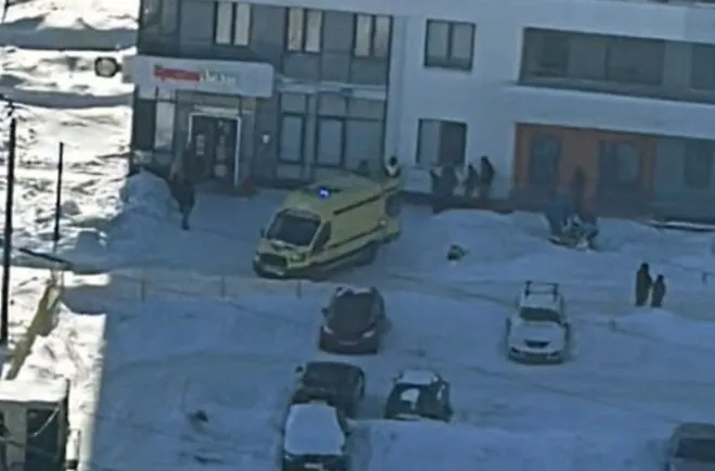 Скорая на месте падения девушки с 20-го этажа в Екатеринбурге. Фото © E1