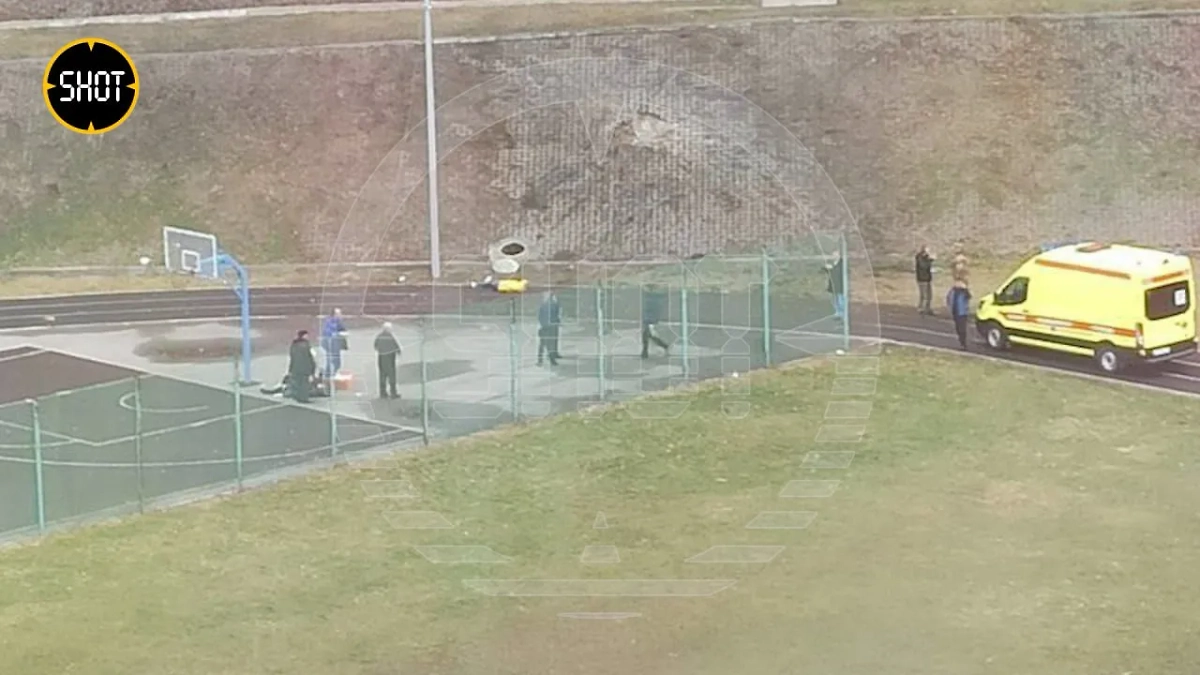 Обломок ракеты упал на стадионе в Белгороде. Фото © SHOT