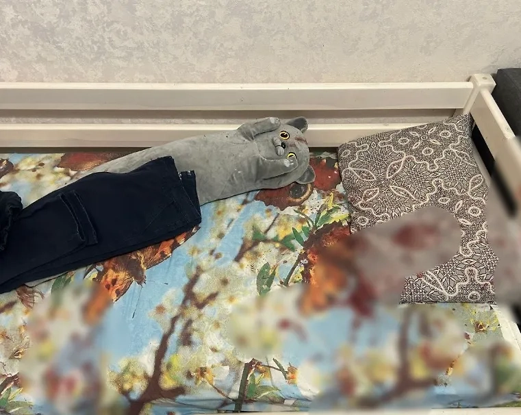 Кровать, где спал мальчик, которого пыталась убить бабушка. Фото © VK / В Омске